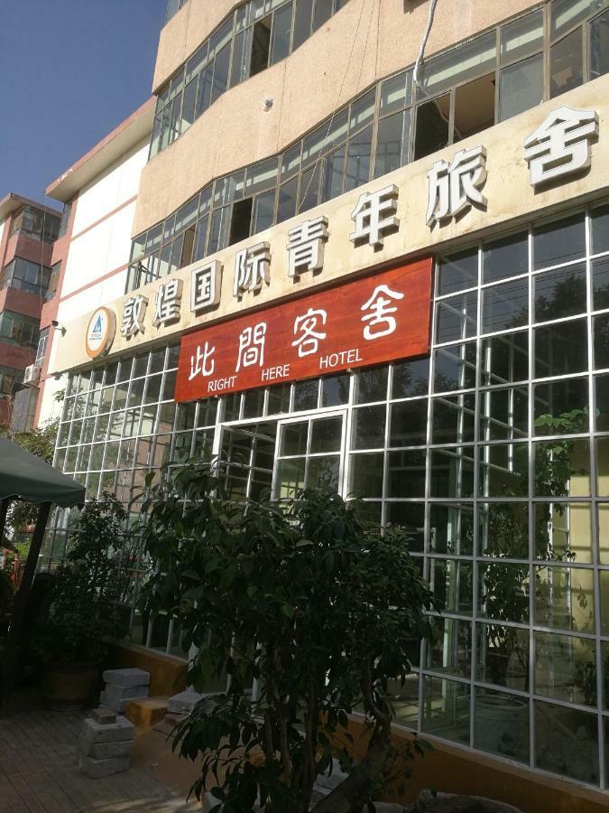 Right Here Hotel Dunhuang Luaran gambar